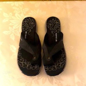 Columbia black thong sandals